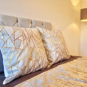 large-4-bedroom-home-close-to-leeds-city-centre.yorkshirehotels.net/